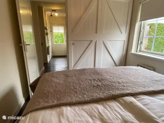 Het vakantiehuis beschikt over een slaapkamer op de begane grond, en een traphekje op de bovenverdieping. Dus zowel voor mensen die slecht ter been zijn, als gezinnen met kinderen ook zeer geschikt.